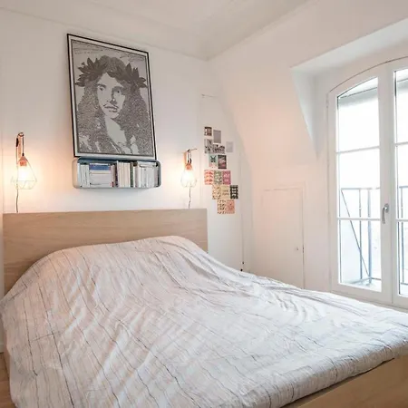 Charming With Stunning Views Of Appartamento Parigi